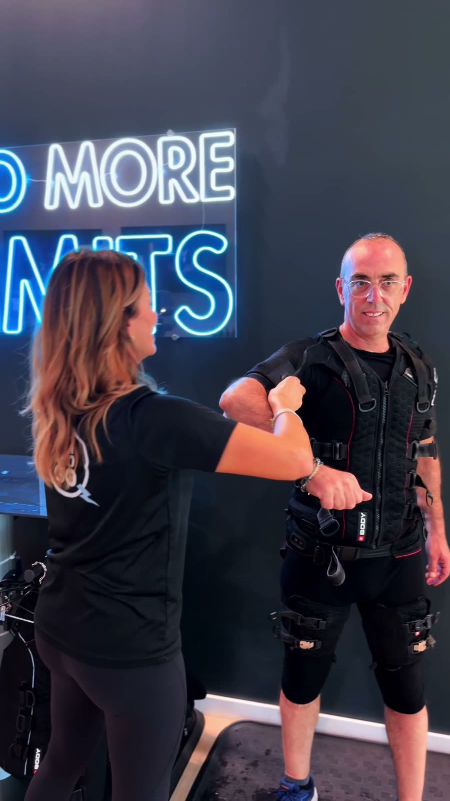 Personal Trainer e cliente durante una seduta EMS in ambiente riservato